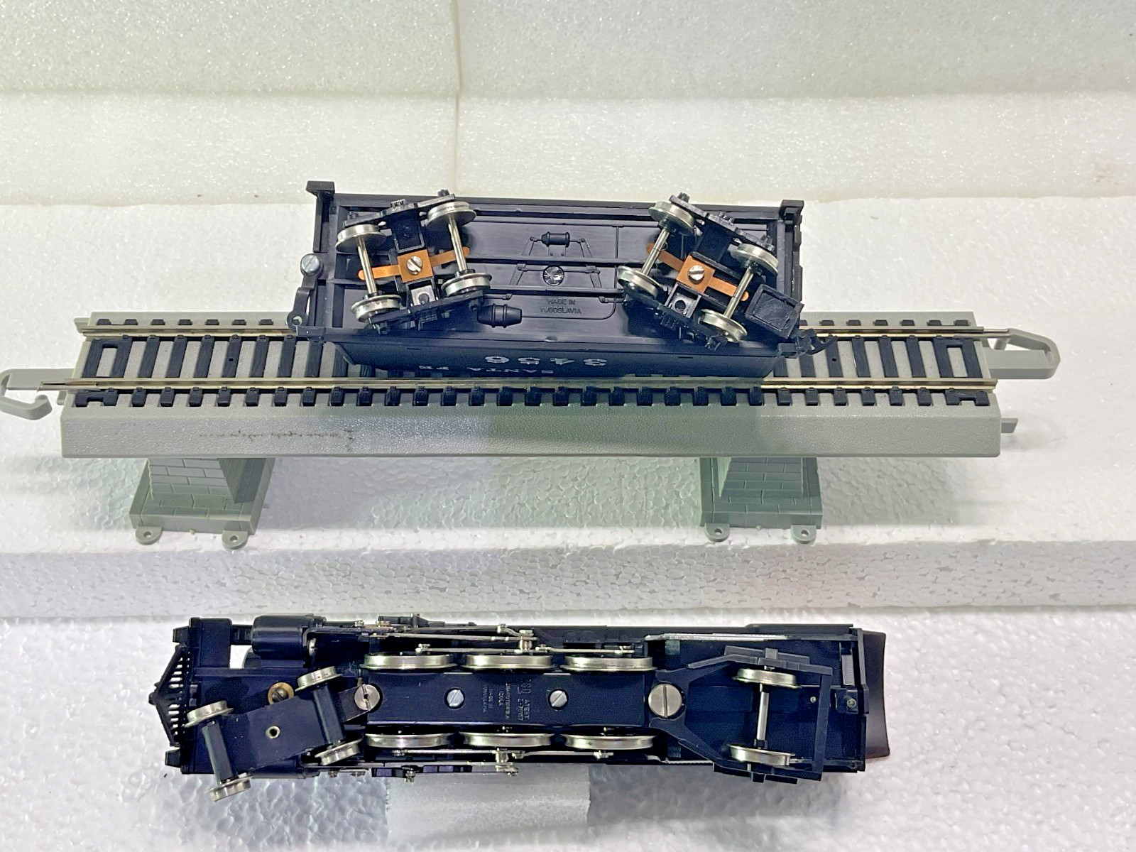 Model Power HO 4-6-2 Steam Locomotive A.T. & S.F. #3456 with 6 Passenger Cars