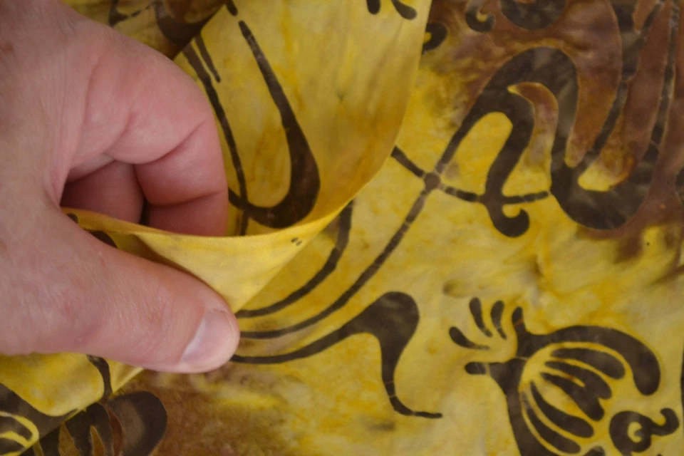 Por 1/2 yarda, flores marrones sobre batik de algodón amarillo, moda/aloha/cesta de lavandería, B411 Foto 4 de 4