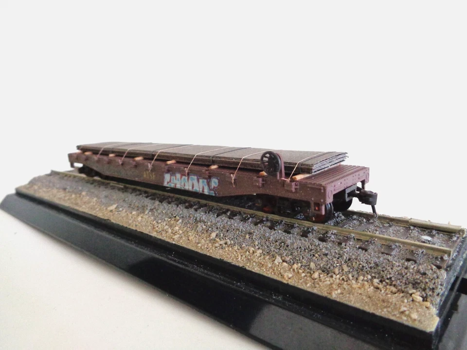 Model Power HO 50' Flatcar Santa Fe w/Custom Steel Sheet Load, Graffiti, Weathed - Image 4 of 4