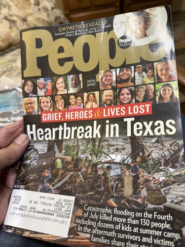 People Magazine 28. Juli 2025: Herzschmerz in Texas; Gwyneth enthüllt. Eingetütet