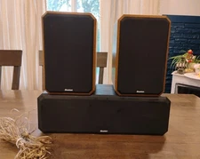 Pair of Boston Acoustics HD5 Bookshelf Speakers Wood 8 Ohms with 404V Middle Box