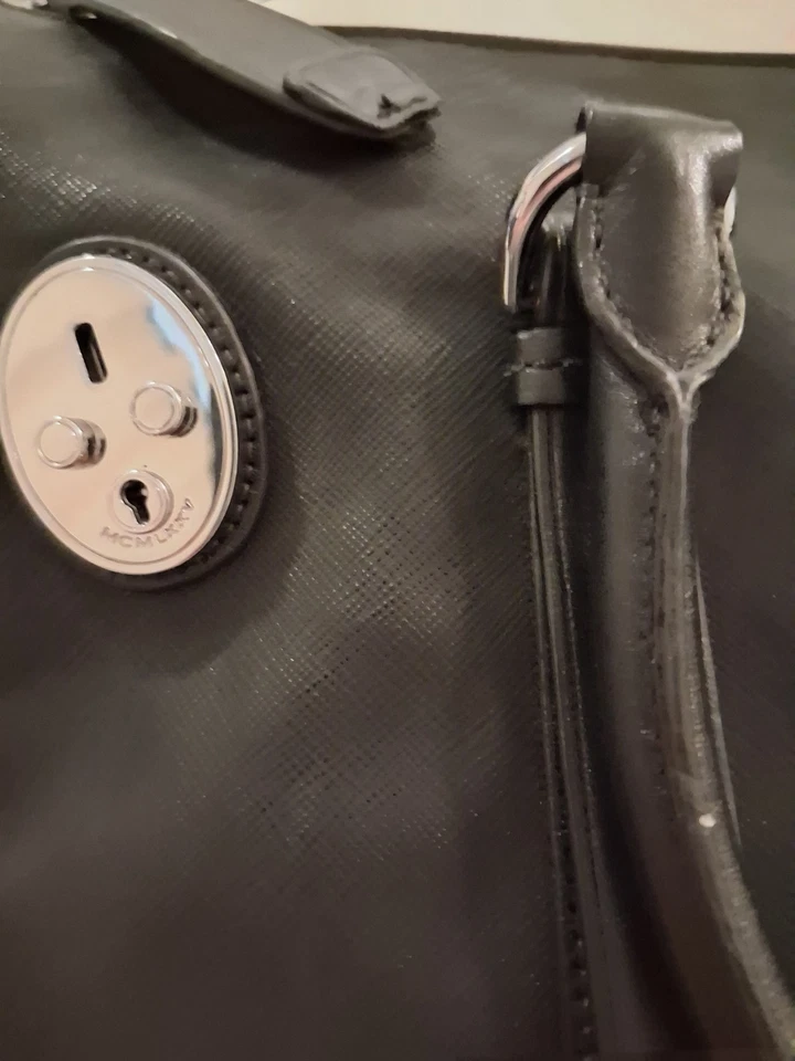 Bolso de Mano TUMI de Cuero Negro con Doble Asas y Múltiples Bolsillos Foto 3 de 4