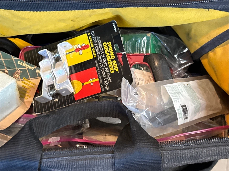 LOTE DE HERRAMIENTAS CON BOLSA DE HERRAMIENTAS DEWALT CON HERRAMIENTAS Y ACCESORIOS Y MÁS ARTÍCULOS ALEATORIOS Foto 2 de 4