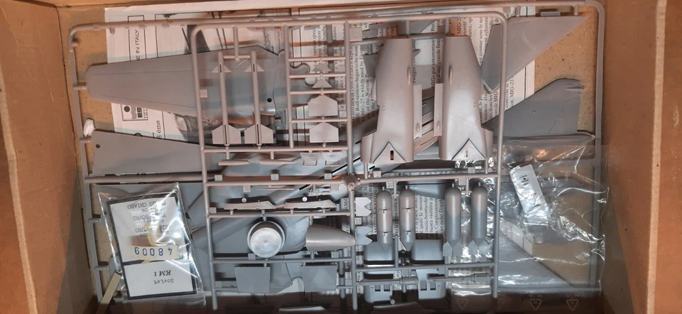 MIG-27 Flogger-D Soviet Aircraft Scale 1/48 ESCI + RESIN SEAT - Immagine 3 di 4