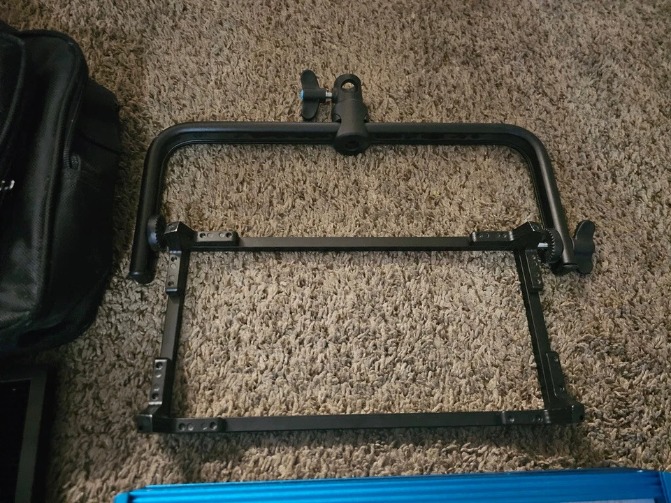 Dracast LED500 Pro Daylight LED Light with V-Mount Battery Plate W/ EXTRAS. - Image 4 of 4