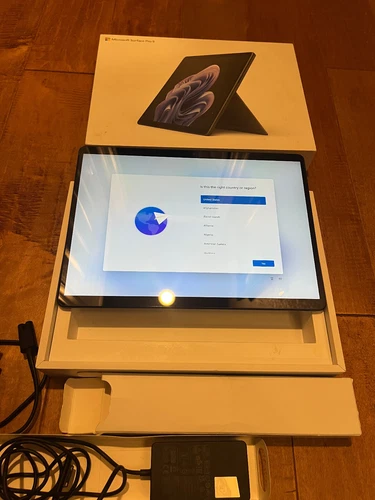 Microsoft Surface Pro 9 12th gen  13" i5 2.5GHz 8GB RAM 256GB SSD Win 11 MINT!