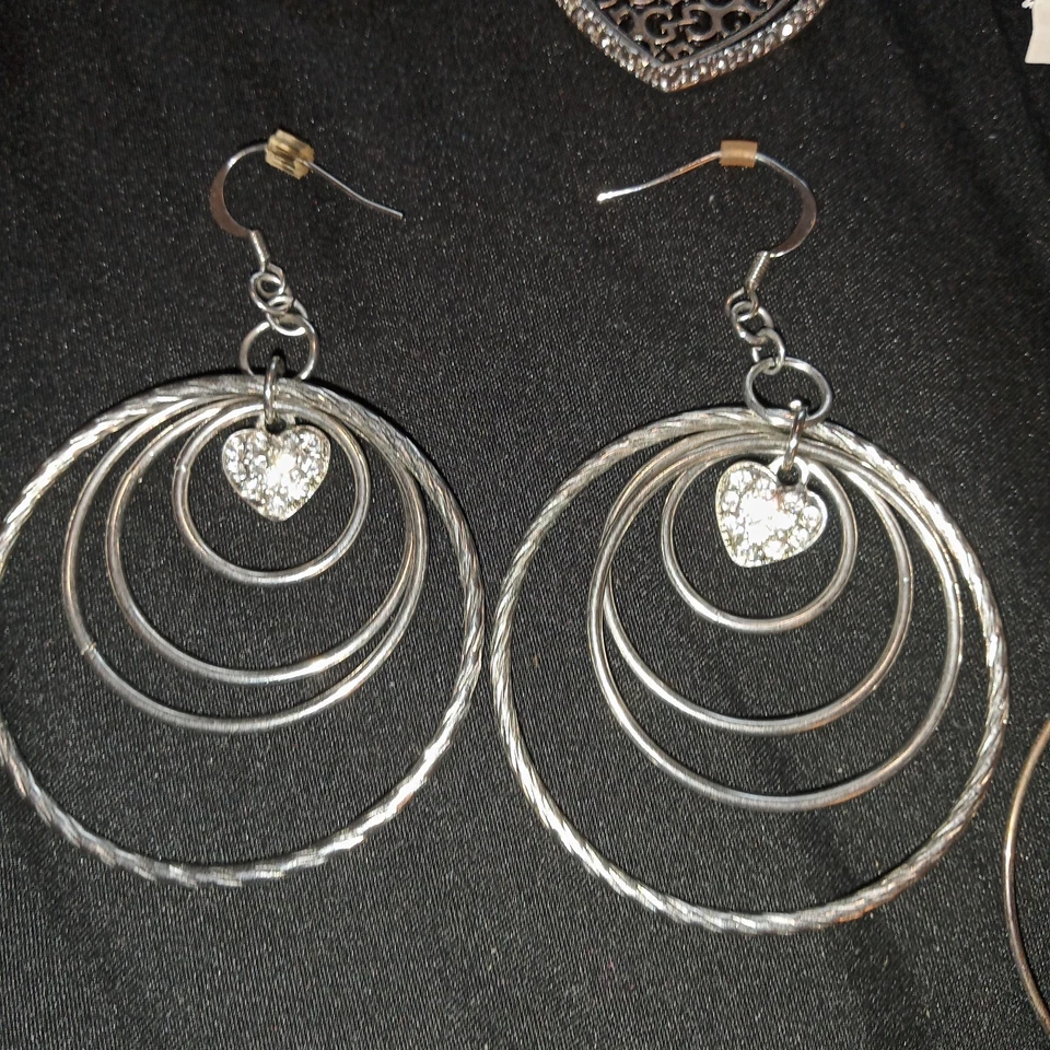 LOTE DE 3 PARES DE PENDIENTES COLGANTES ADIVINA TODOS NUEVOS EN TARJETAS AROS Y CORAZONES Foto 3 de 4