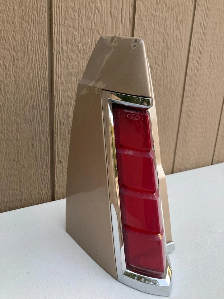 1980-1984 Lincoln Continental Tail Light W / Housing (Drivers Side) - Image 2 of 4