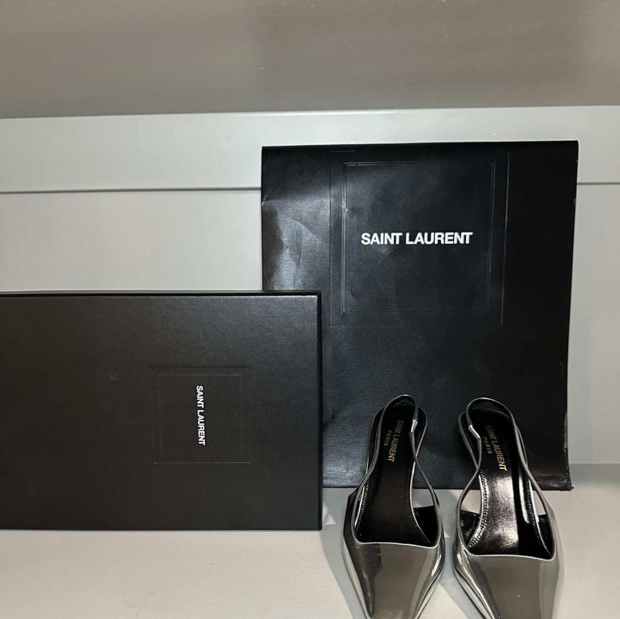 Decolte Saint Laurent con lama in pelle argento
