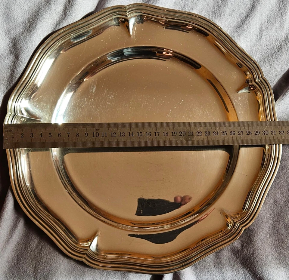 RENEKA : plat rond en métal argenté - Modèle à filets contour chantourné - Photo 2/4