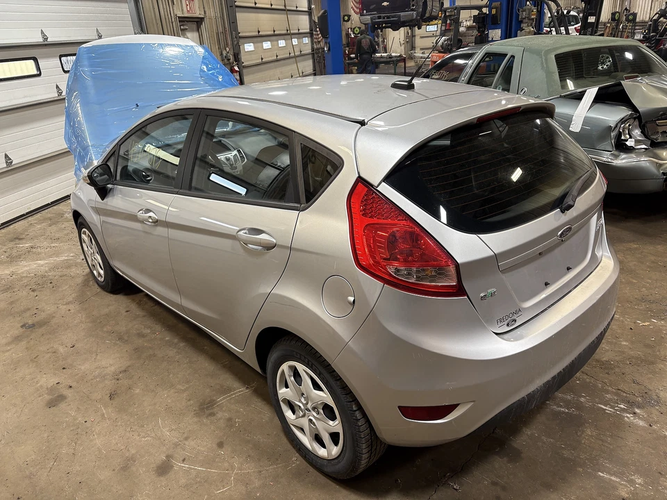 Regulador de ventana de puerta delantera derecha usado se adapta a: Ford Fiesta 2013 eléctrico para Foto 4 de 4