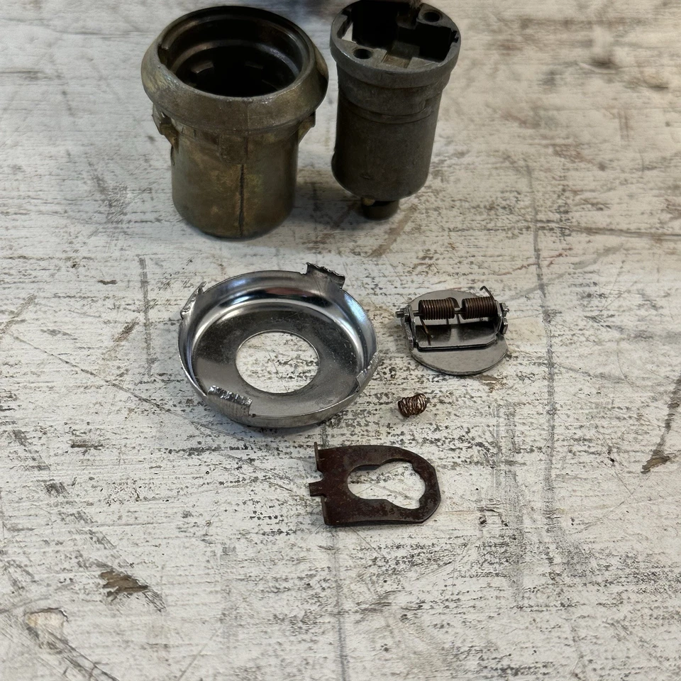 Nuevo kit de cilindro y estuche de cerradura de puerta OEM GM 3929566 1972 Oldsmobile Toronado 72 Foto 3 de 4