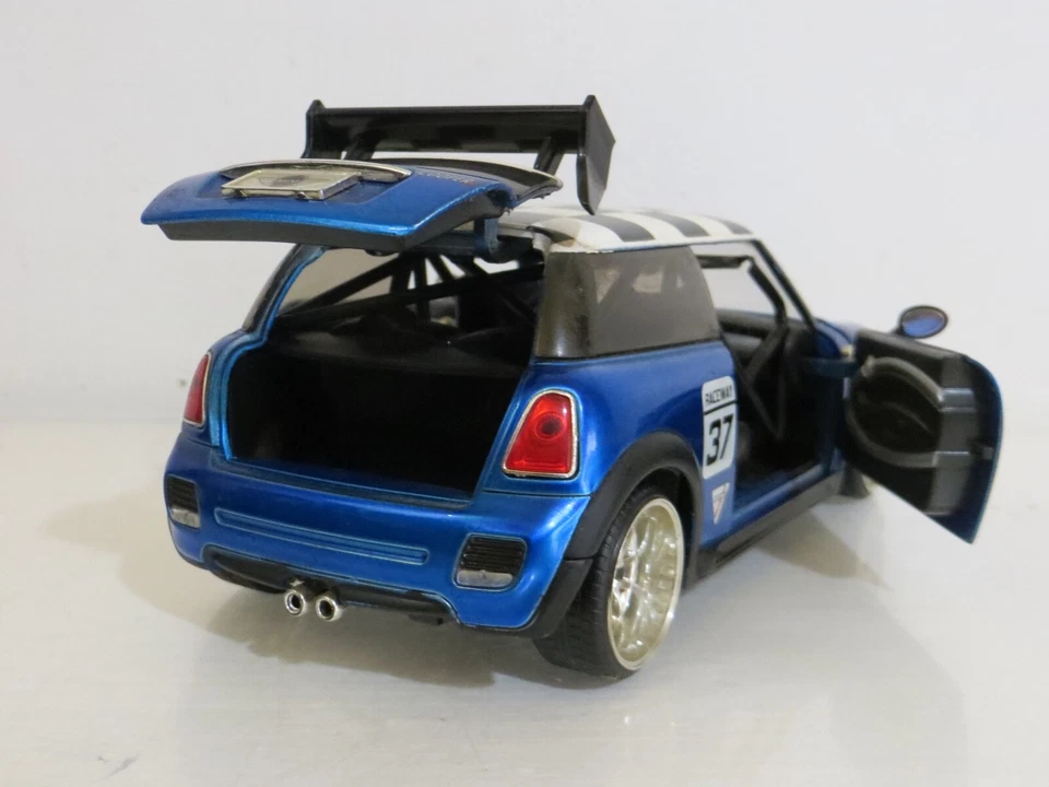 Jada Dub City 2007 Blue Mini Cooper S 1:24 Scale With Checkered Roof - Image 2 of 4