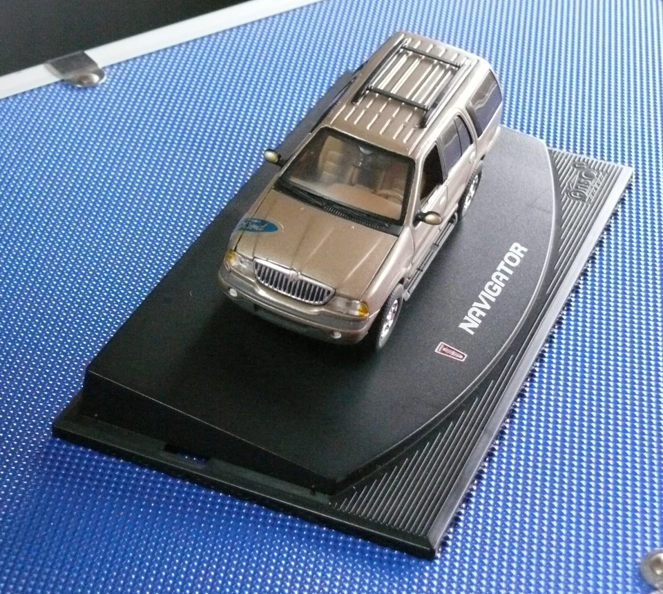 1/43ème LINCOLN NAVIGATOR SUV - OR METAL +- ANSON Référence 80803 - Photo 2/4