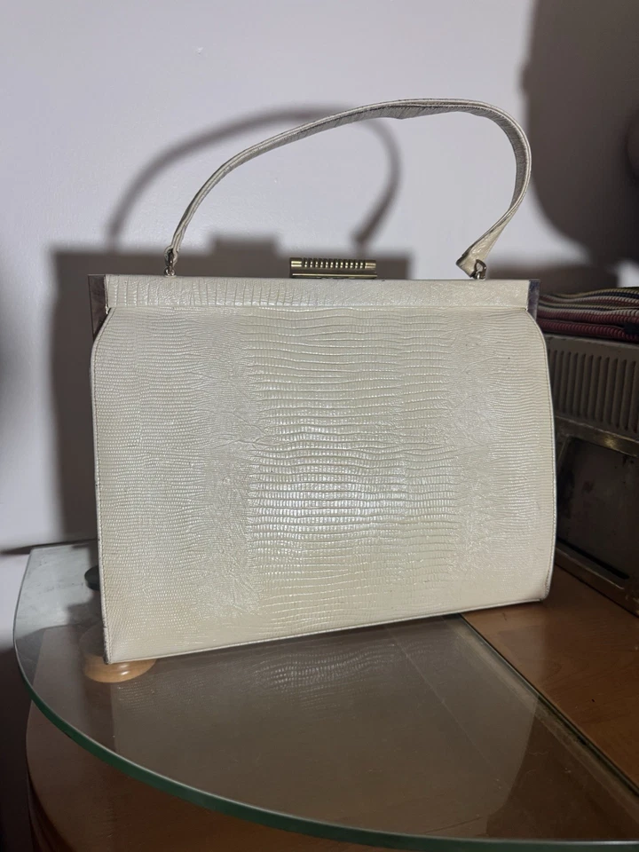 Bolso de mano vintage de cuero crema de los años 60 forro crema herrajes dorados mediados de siglo Foto 4 de 4