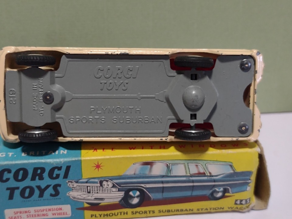 Corgi Toys 1/43 - Plymouth Sport Suburban Station Wagon 1954 - Réf 219 - Occasion