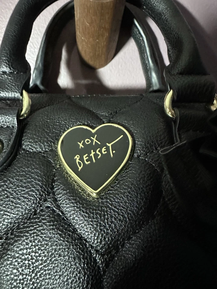 Bolso de mano Betsey Johnson acolchado negro con lazo en el corazón Foto 2 de 4