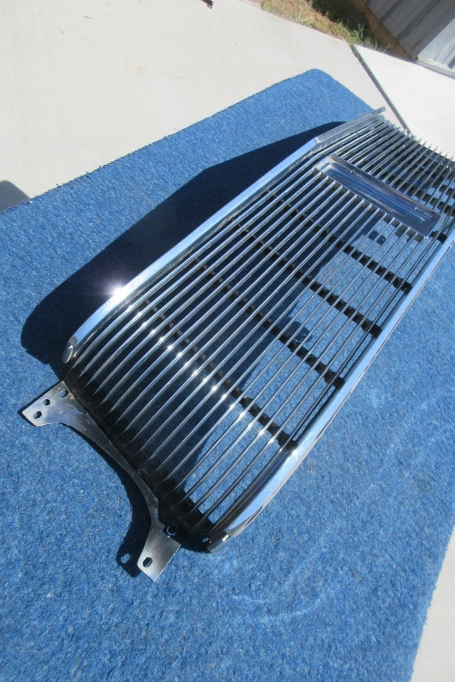 1965 Chrysler Newport GRILL Good Used Original Foto 4 de 4