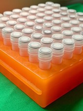 64x 2ml przezroczyste plastikowe butelki na próbki fiolki + stojak (026)