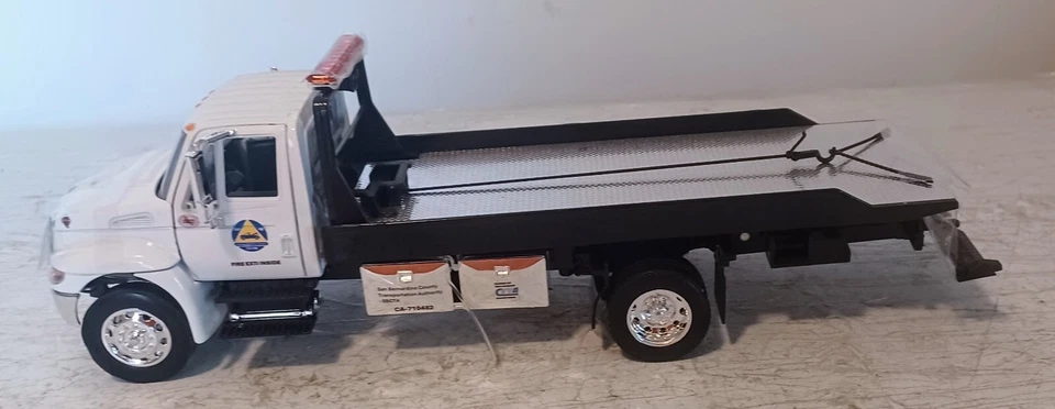 Camión de remolque Jada Toys 1/24 International Durastar 4400 plataforma CHP servicio de autopista Foto 4 de 4