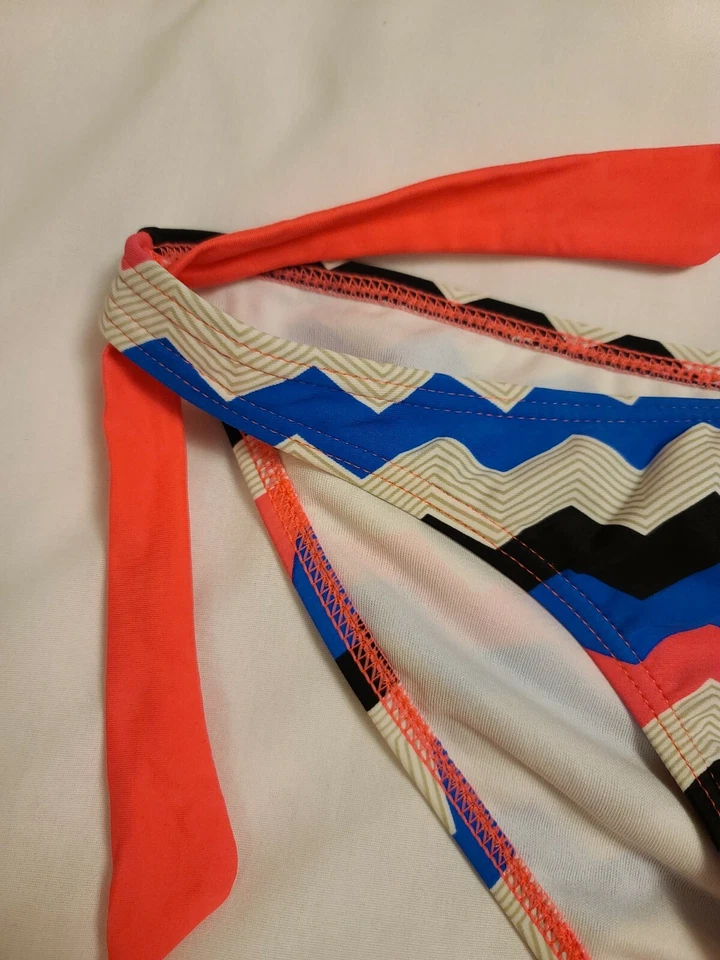 Parte inferior de bikini Charlotte Russe nueva con etiquetas, talla M (freestyle revolution) Foto 2 de 3