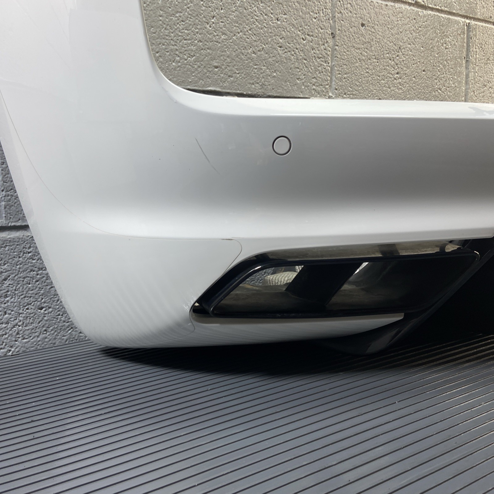2017-2018 Audi R8 4S V10 Rear Bumper Cover W/ Diffuser White LS9C OEM *NOTE*