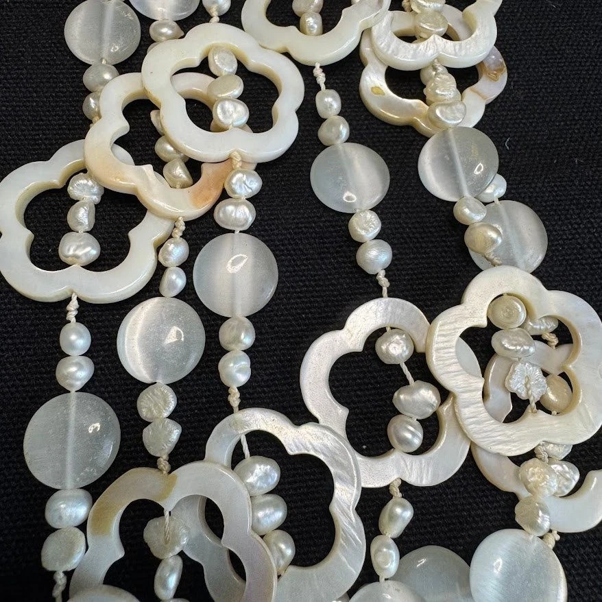 Vintage 3 STRAND Mother of Pearl Open Flower Freshwater Pearls Necklace - Image 4 of 4