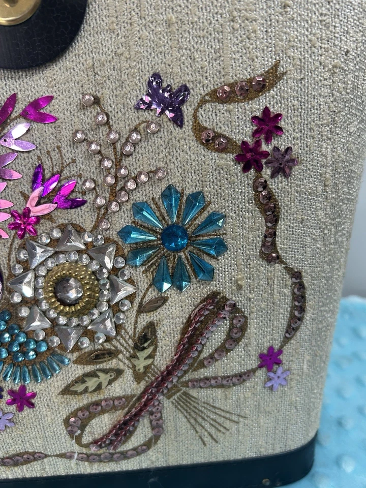 Cartera/bolso de mano vintage estilo Enid Collins con flores fondo de madera con joyas años 60’s Foto 4 de 4