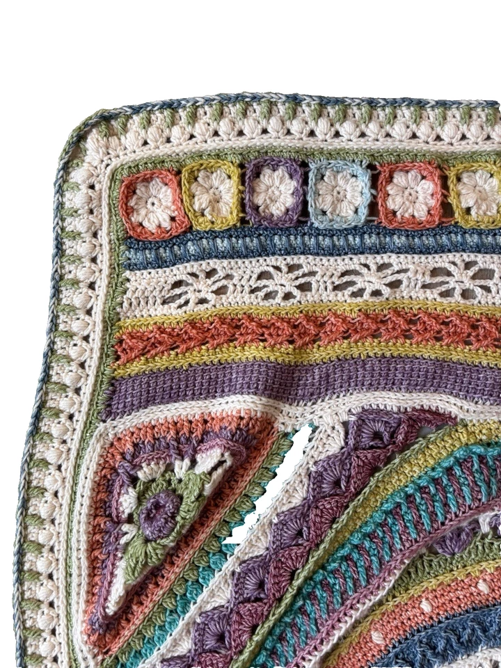 Tiro de ganchillo hecho a mano, flores 3D, campo, aspecto de casa con borde cuadrado de abuela Foto 3 de 4