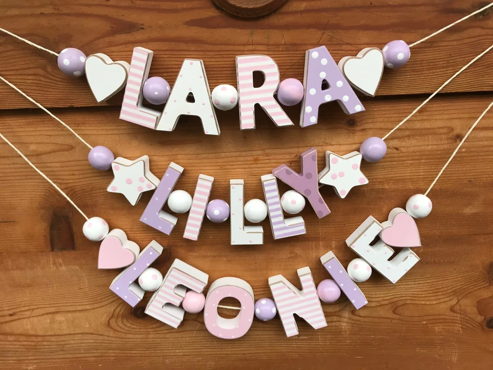 COLLANA NOME A SCELTA LEGNO VIOLA ROSA PERSONALIZZATA NOME BAMBINO 1° COMPLEANNO DECORAZIONE - Immagine 2 di 4