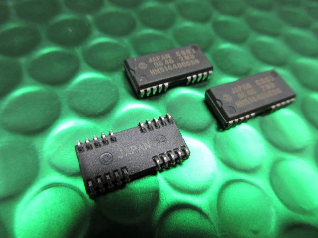 3 x HM514400CS6 Hitachi DRAM 1MEG 1,048,576 Word x 4-bit, 20pin SOJ - Image 2 of 3