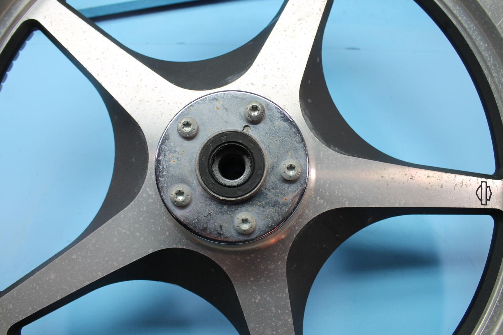 1271 99 HARLEYDAVIDSON SOFTAILFXST THUNDERSTAR FRONT WHEEL RIM 21X2.15