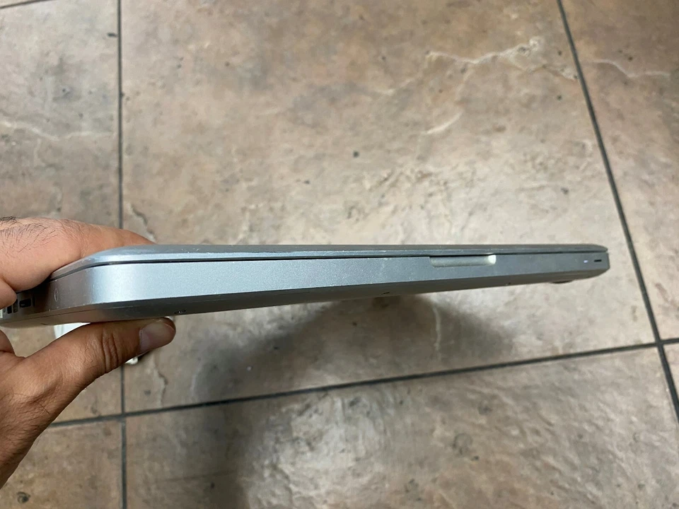 Apple MacBook Pro 13.3" Laptop Intel Core 2 Duo 2.26 GHz 2GB - Image 3 of 4