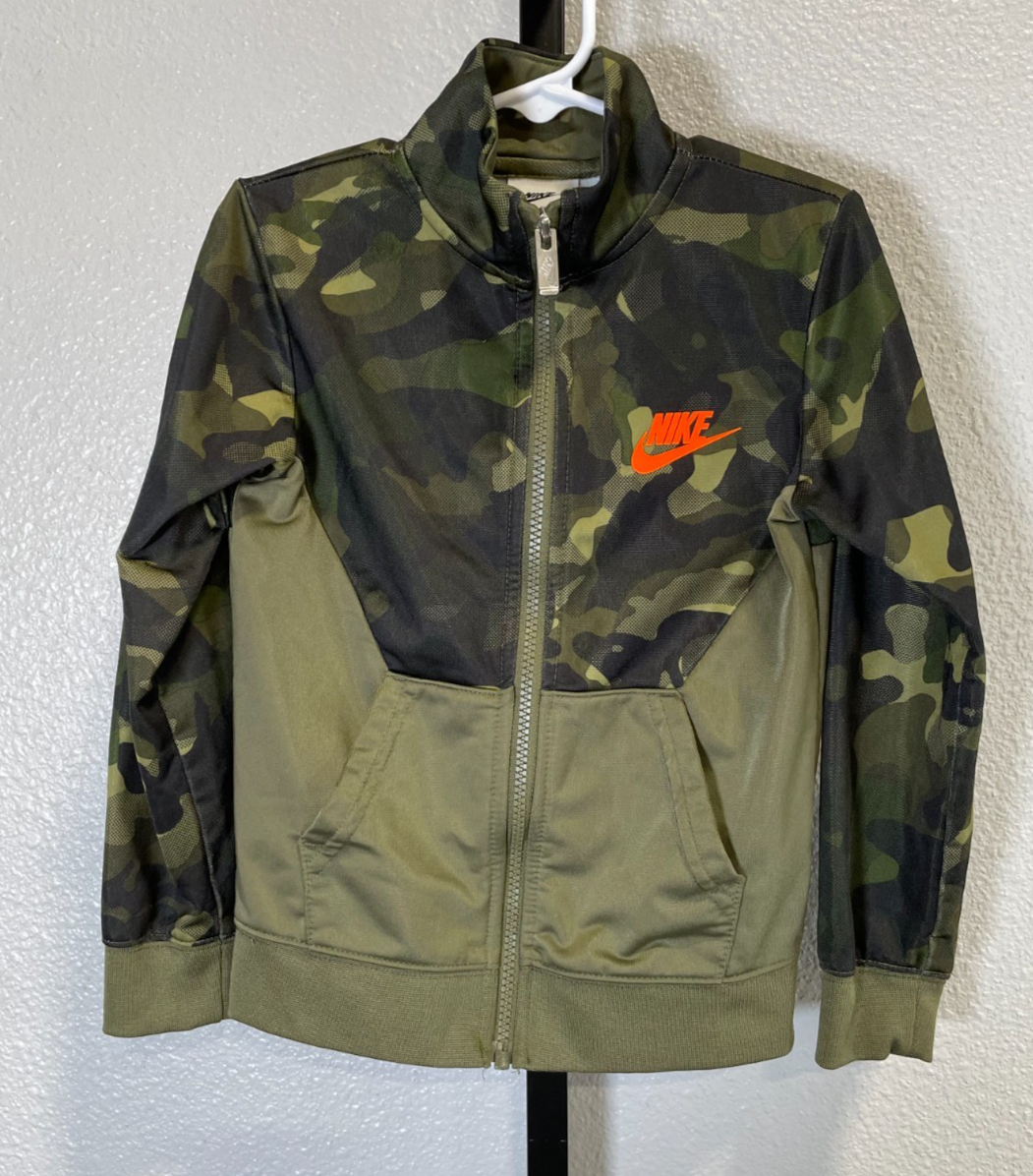 SACAI X NIKE Giacca da pista Nike Little Boys verde mimetico arancione full zip taglia 5 4 5 anni