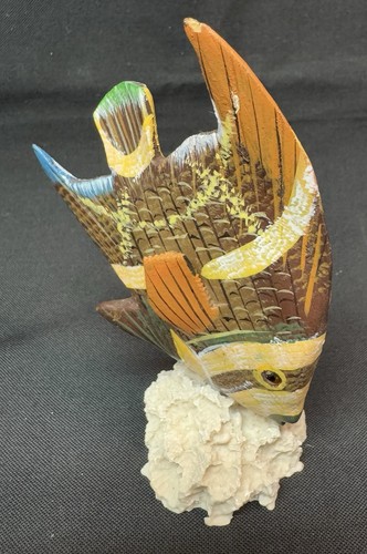 "Pez ángel de madera tallado y pintado a mano montado en imitación de coral natural 4"" de alto" - Imagen 3 de 11