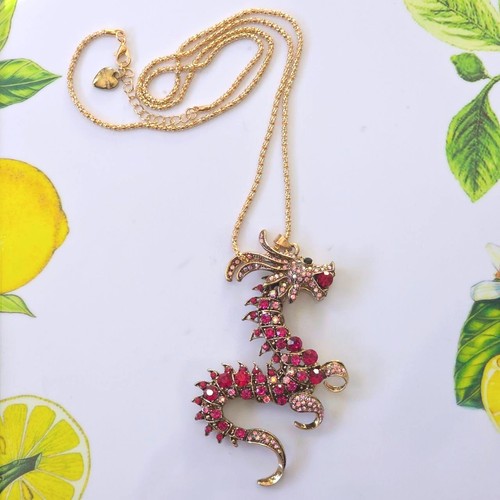 Betsey Johnson Halskette mit Drachenanhänger goldfarben rot rosa Strass - Bild 2 von 13
