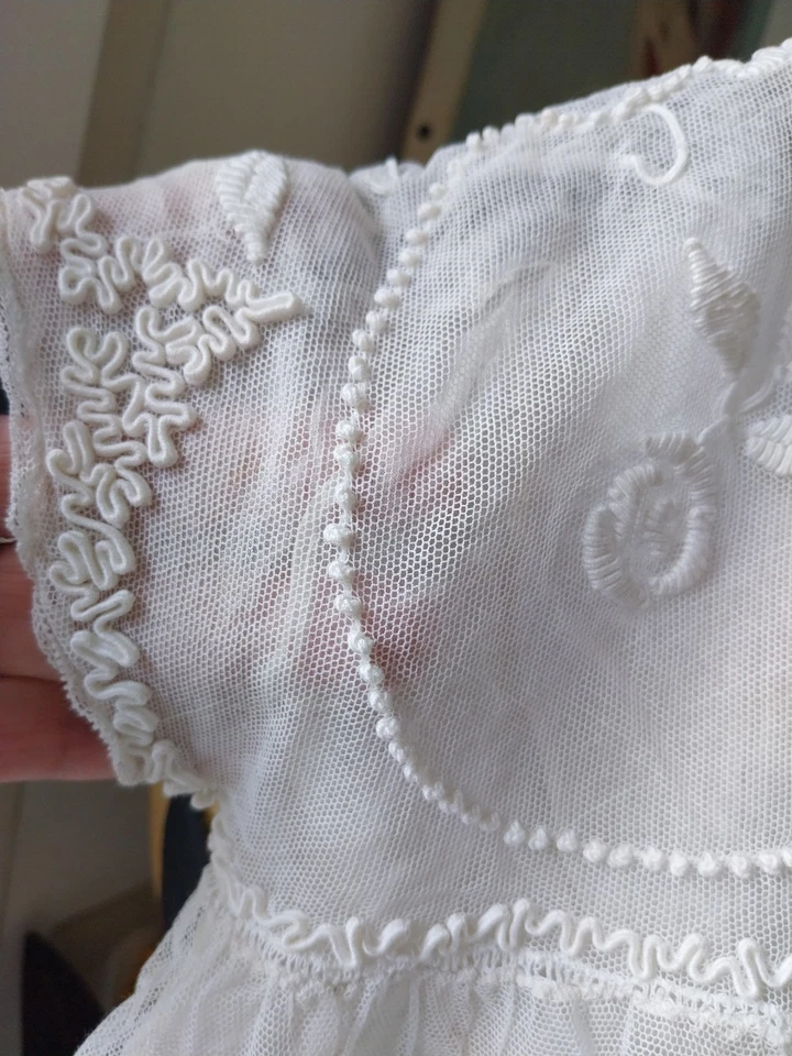 Délicieuse robe ancienne enfant en tulle surbrodé. Doublure bordée de dentelle - Photo 4/4