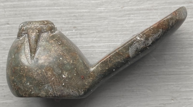 Antique INUIT CARVED GREEN SERPENTINE SITTING BIRD, c. Mid-1900s