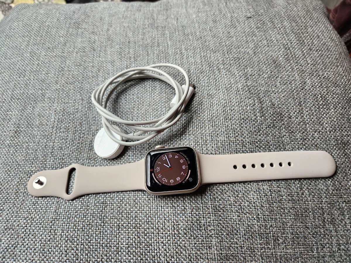 Apple Watch SE GPS, 40mm Starlight Aluminum Case with Starlight Sport Band  - S/M