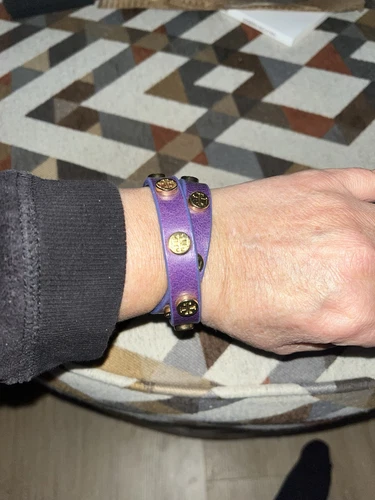 Bracciale Tory Burch in pelle con borchie logo oro