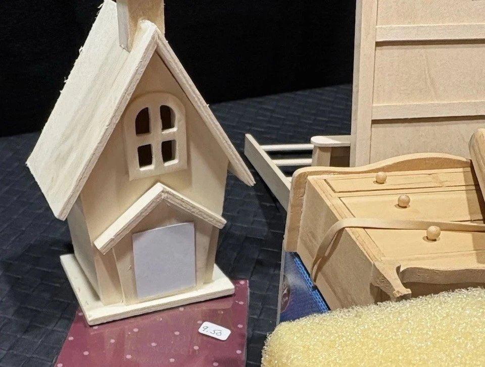 Lote hágalo usted mismo de muebles de madera para casa de muñecas sin pintar - 15 + piezas. Marca y artesanal Foto 3 de 4