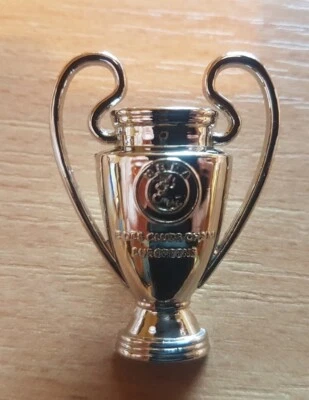Champions League - Pokal-Pin 4 x 3 cm