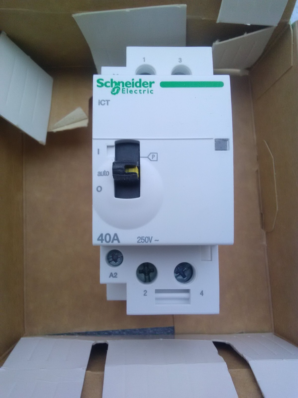 Contacteur Schneider A9C21842 Acti9 iCT 40A 230V avec sélecteur de commande manuelle