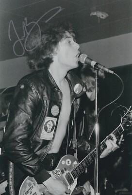 Jake Burns handsigniertes 12x8 Foto Musik Autogramm Stiff Little Fingers 2