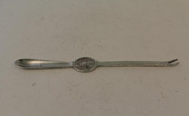 Tenedor de marisco con plata de ley punzonada