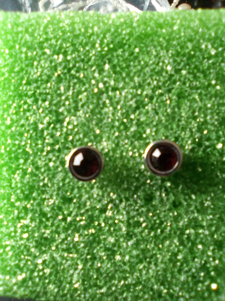 Brincos fantasia cor pedra roxo escuro - Imagem 2 de 4