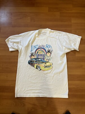 T-shirt en coton kaki avec des écritures imprimées à la poitrine et un col rond T-shirt en coton kaki avec des écritures imprimées à la poitrine et un col rond