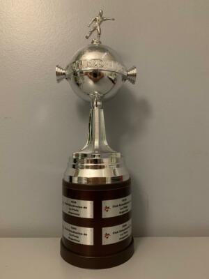 ESTUDIANTES A LA PLATA Copa Libertadores  Tamaño 34cm Alto 2019 SOLO0054