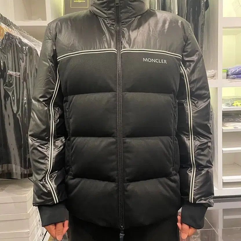 Moncler Michael Short Down Puffer Jacket thumbnail 4