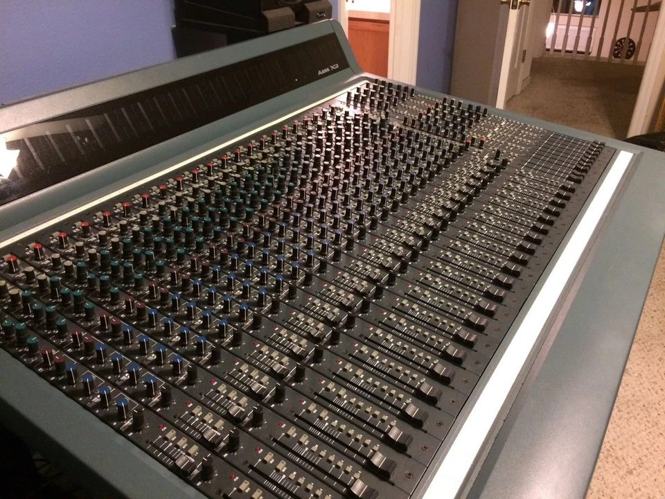 Consola de mezcla estéreo analógica Alesis X2 24 canales 8 bus Foto 2 de 4